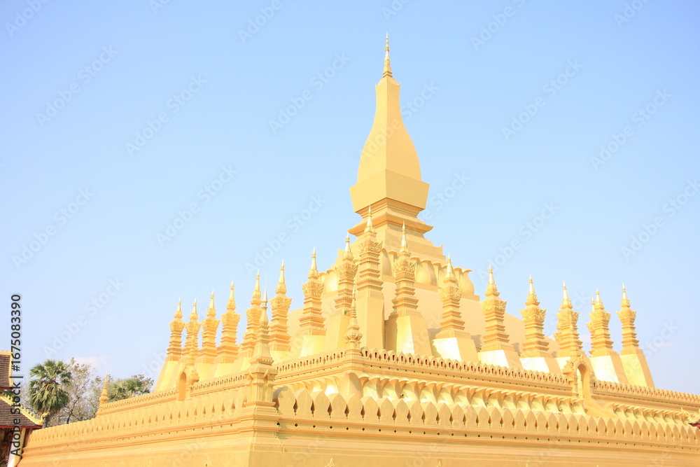 Fototapeta premium Iconic Golden Stupa in Pha That Luang in Vientiane, Laos