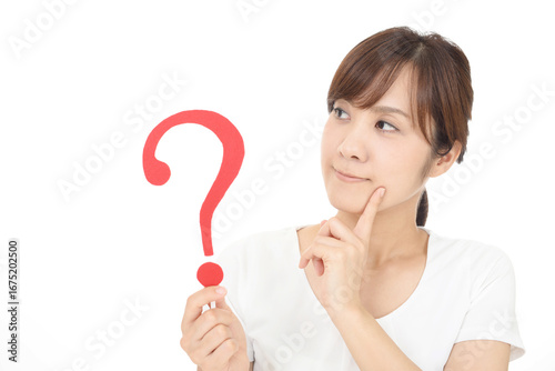 クエスチョンマークを持つ女性