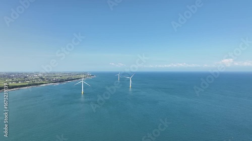 夏の終わりの日本にある富山県東部の沿岸にある洋上風力発電風車などの様子