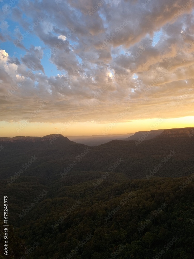 Obraz premium Prince Henry Cliff Walk with Sunset Light, Blue Mountains, Australia