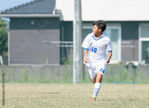 サッカーの試合をする中学生の男の子