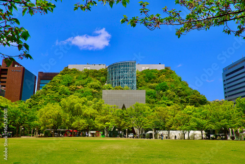 アクロス福岡・植栽されたビル（福岡県・福岡市）