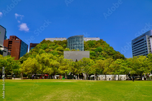 アクロス福岡・植栽されたビル（福岡県・福岡市）