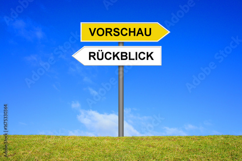 Schild zeigt Rückblick und Vorschau