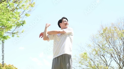 公園でストレッチをする日本人男性