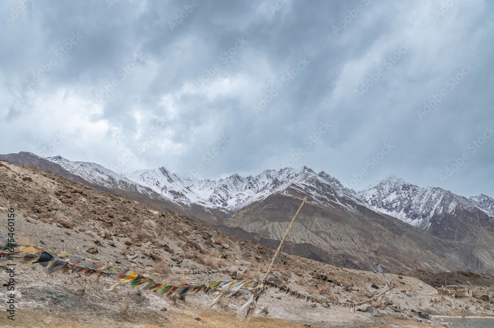 Obraz premium Breathtaking view of the Himalaya mountains under a dramatic sky. Snow peaks, rugged terrain, and pristine wilderness create a perfect backdrop for travel, adventure, meditation, and nature concepts.