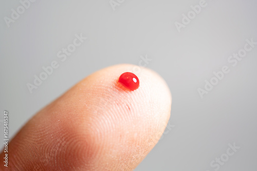 Foto A close-up shot of a diabetes testing pen with its needle tip exposed, set against a neutral, light gray background