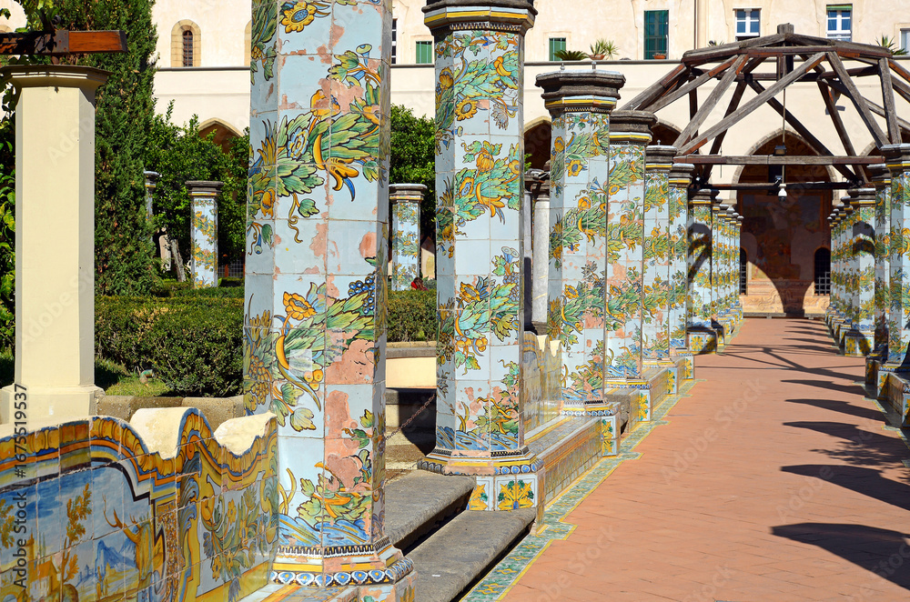 Obraz premium Ornamentale Majolikabilder im Kreuzgang der Basilika Santa Chiara, Neapel, Italien