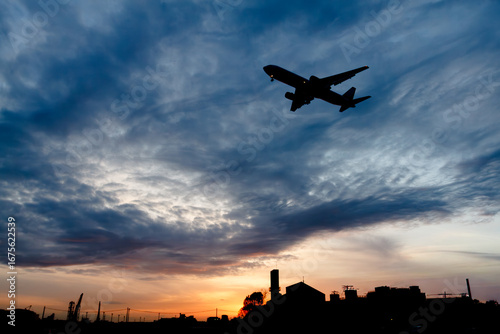 美しい太陽・光・雲・空を背景に飛ぶ航空機