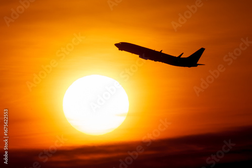 美しい太陽・光・雲・空を背景に飛ぶ航空機