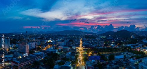 Foto aerial view The lights twinkled along Talang walking street at night