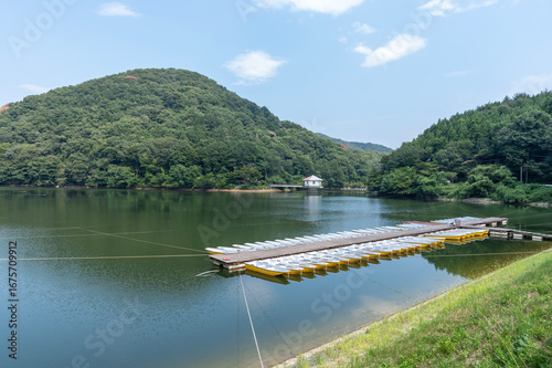 夏の円良田湖の静かな湖面に並ぶ釣り船