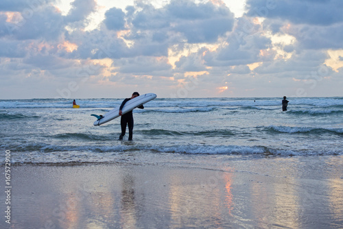 surfeur transportant sa planche de surf - capbreton - landes