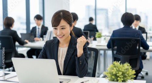 Obraz na płótnie ガッツポーズをする笑顔の日本人女性社員
