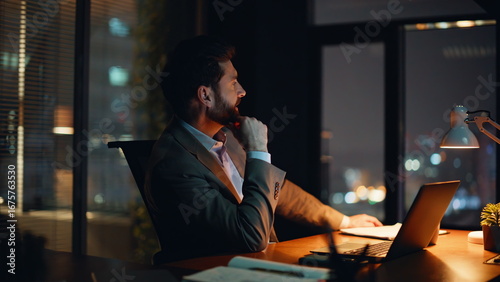 Quadro em tela Entrepreneur thinking success late evening office closeup