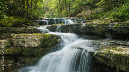 Bild auf Leinwand les cascades du hérisson dans le Jura en été, un magnifique torrent serpentant e