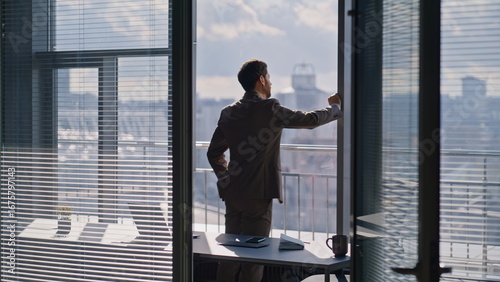 Obraz na płótnie Corporate leader watching skyline reflecting ambitions