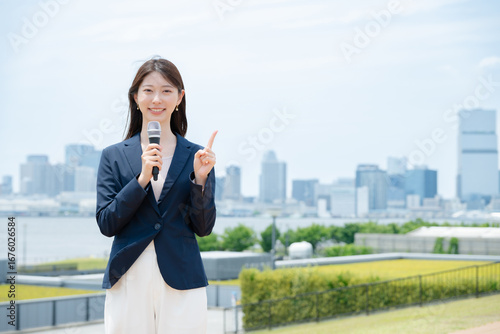 Canvastavla マイクを持った女性