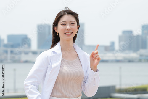 Free Download 白衣を着ておすすめする女性 - GFXLoad