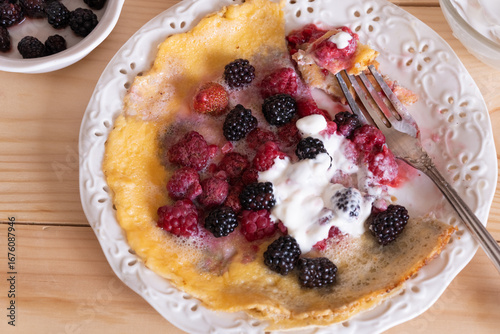 omelette with berries