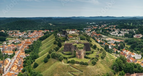 Foto drone view of the Bitche Citadel and town in the Moselle department of France