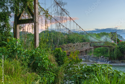 Fényképezés Peru, Amazon basin, Pilcopata, ramshackle bridge above Rio Madre de Dios