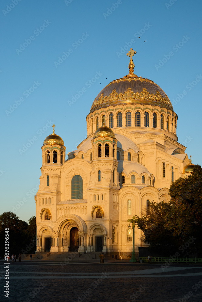Obraz premium Witness the Stunning View of a Historic Cathedral Adorned with Golden Domes at Sunset