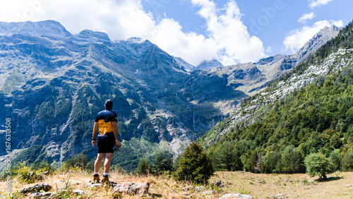 Excursionista contemplando el espectacular Valle de Pineta desde Lalarri, en el Parque Nacional de Ordesa y Monte Perdido, en los Pirineos de Huesca (España).