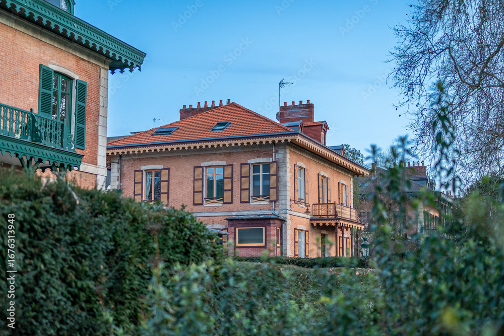 Fototapeta premium Les chalets de Napoléon III dans le parc de la ville de Vichy en Auvergne