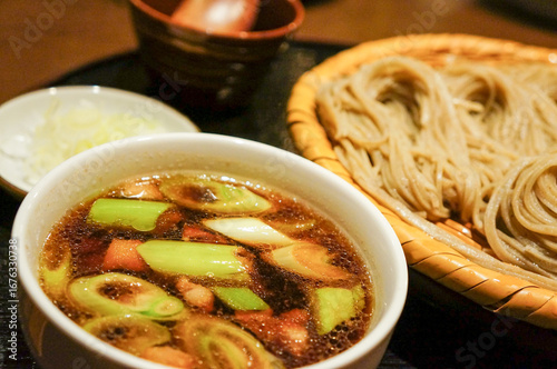 温かいつけ汁で味わう鴨南蛮蕎麦のセット