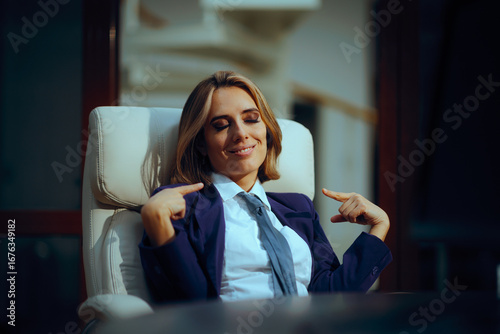 Papier peint Vain Narcissistic Haughty Business Manager Pointing to Herself