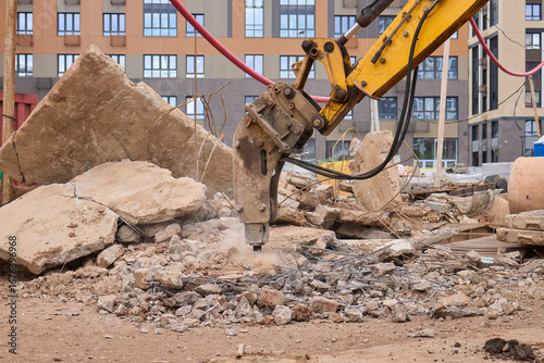 Papier peint A bustling construction site filled with heavy machinery and ongoing demolition