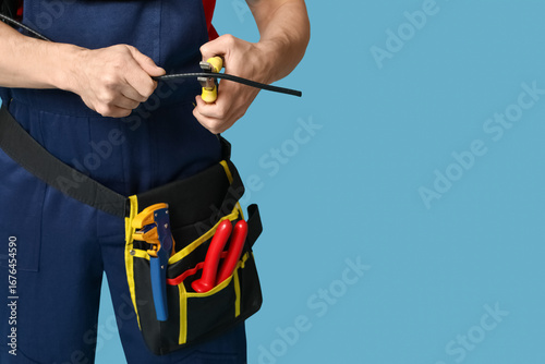 Male electrician with crimp...