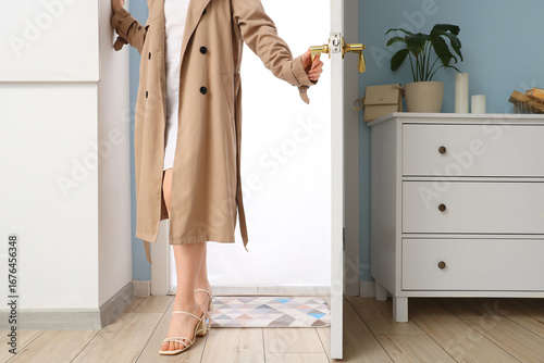 Young woman in trenchcoat w...