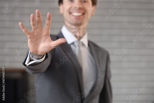 Young businessman using vir...