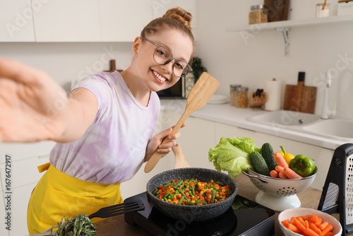 Young woman with fried vege...