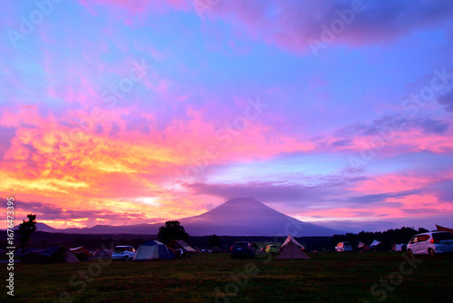 富士山を望むキャンプ場で迎える夜明け