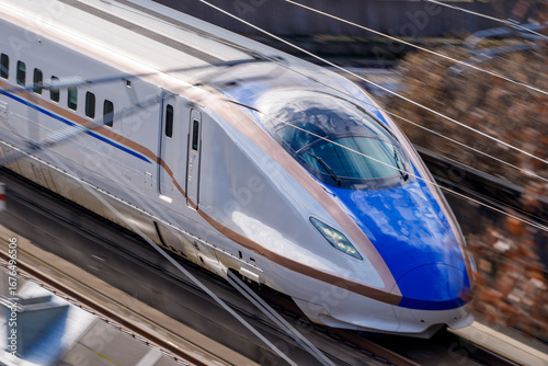 疾走する北陸新幹線