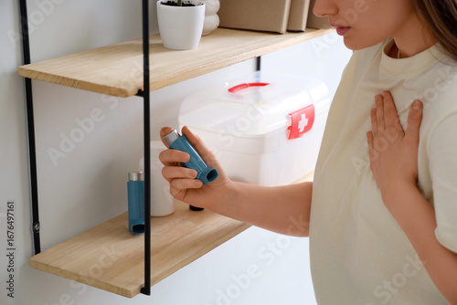 Young woman with asthma att...
