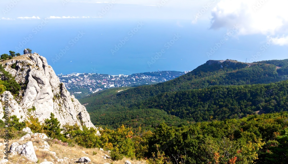 Naklejka premium Mountain vista overlooking a city and sea