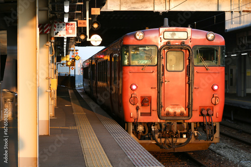 夕方のホームに停車している電車