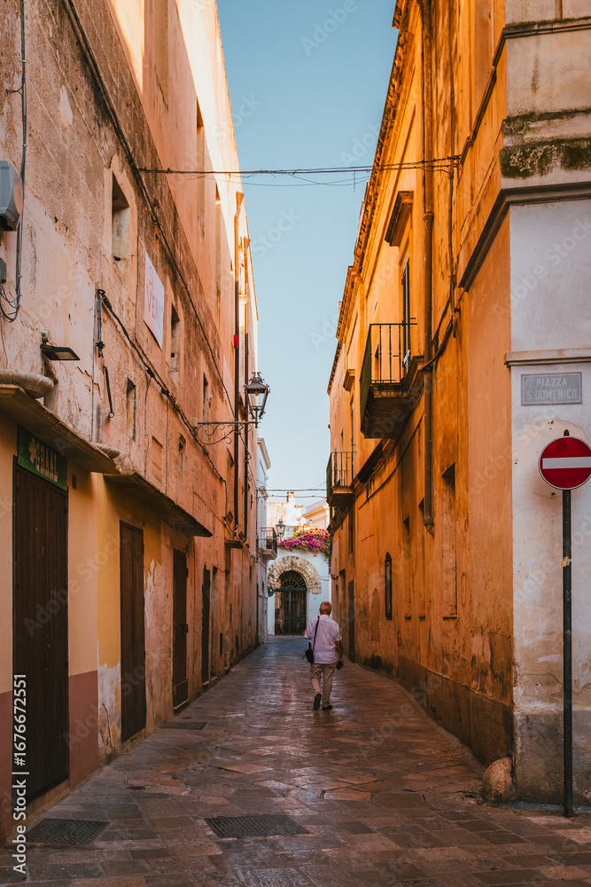 Fototapeta premium Deep perspective view of narrow alley in Nardò old town