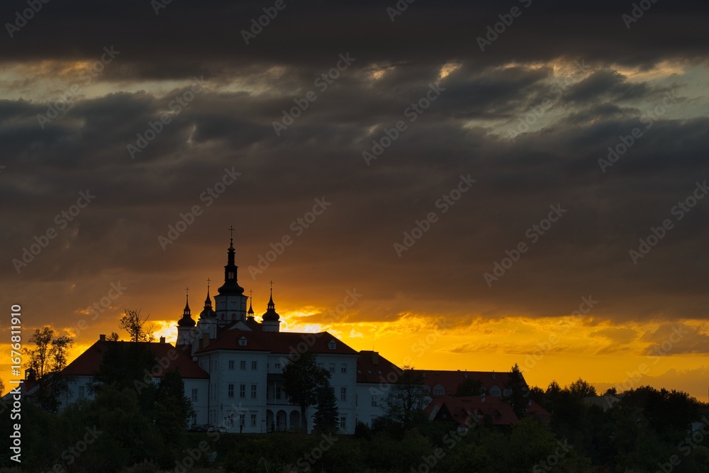 Fototapeta premium Zachód słońca. Zespół cerkiewno-klasztorny w Supraślu