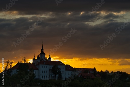 Zachód słońca. Zespół cerkiewno-klasztorny w Supraślu