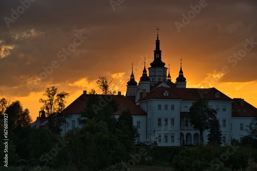 Zachód słońca. Zespół cerkiewno-klasztorny w Supraślu