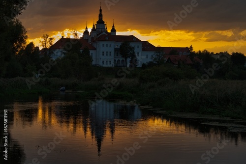 Zachód słońca. Zespół cerkiewno-klasztorny w Supraślu