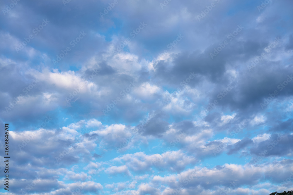 Fototapeta premium Beautiful Sky with Wispy Clouds and Blue Hues on a Pleasant Day