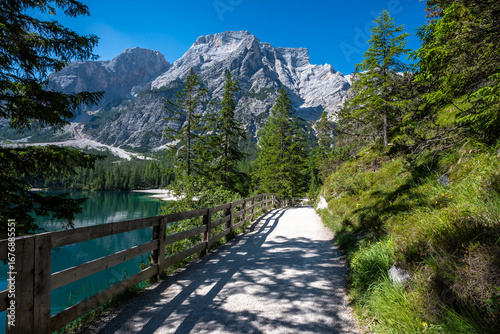 Wanderweg am Pragser Wildsee.