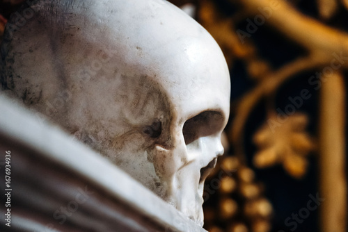 Valokuva Close-up of marble skull sculpture as part of a Baroque funerary monument in St