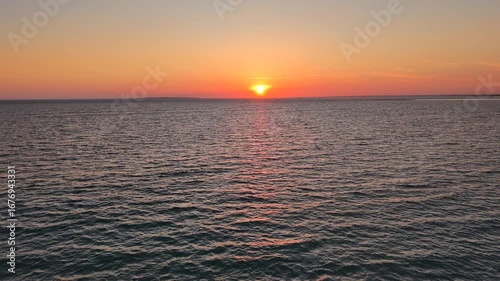 Vue aérienne coucher de soleil au bord de mer, drone 4K